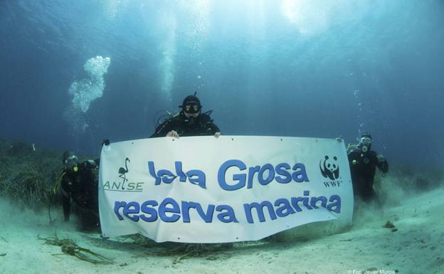 Protesta de Anse y WWF en los fondos de Isla Grosa en junio de 2013.