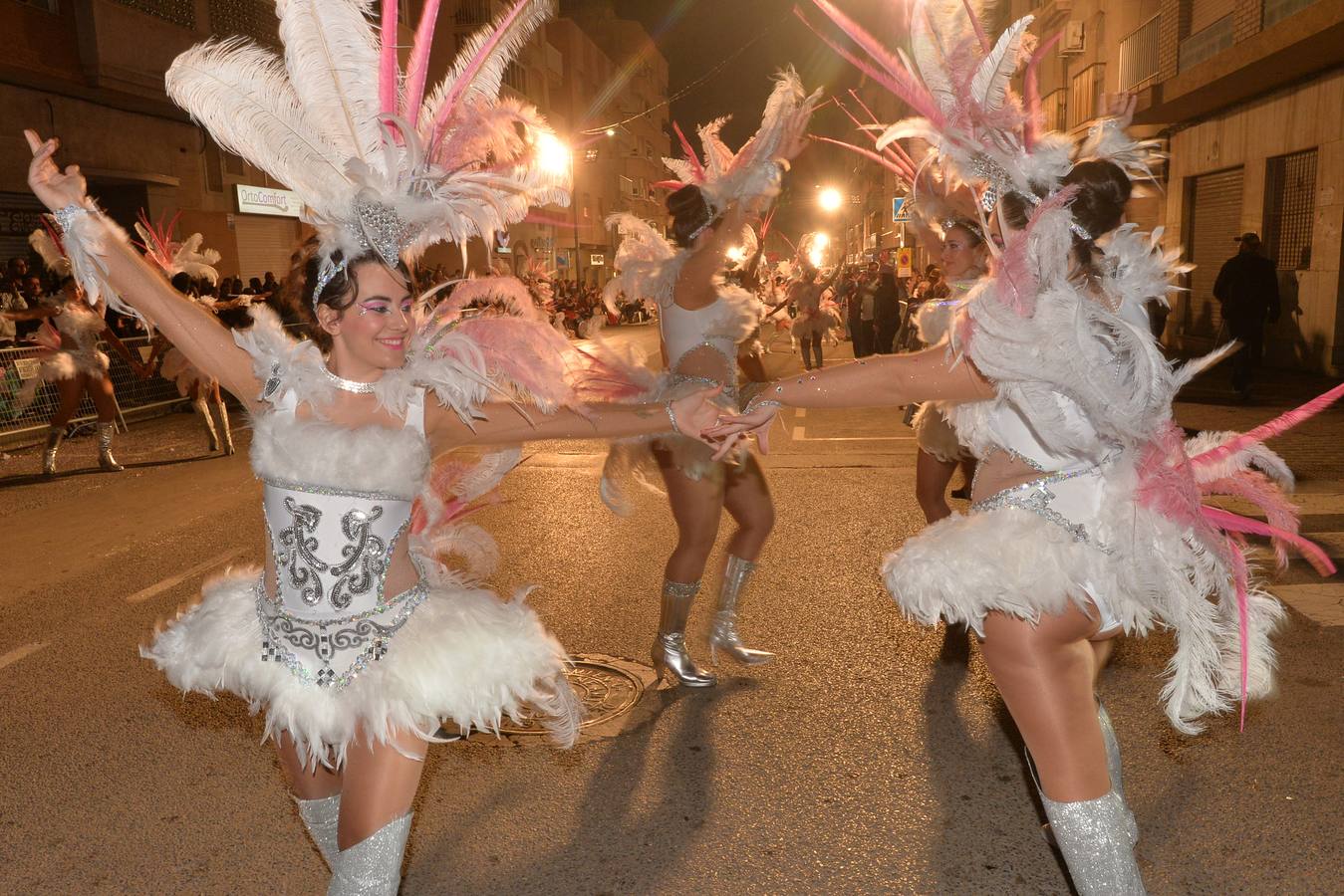 Más de 14.000 asistentes abarrotan las calles para presenciar el segundo desfile del Carnaval. Las 38 peñas y el Ballet Oficial de la Federación sorprendieron con trajes vistosos, humor y crítica en un cortejo cargado de pasión por esta fiesta