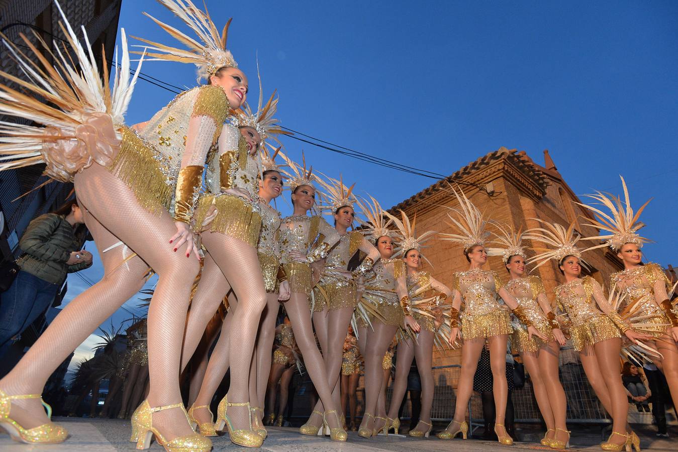 Más de 14.000 asistentes abarrotan las calles para presenciar el segundo desfile del Carnaval. Las 38 peñas y el Ballet Oficial de la Federación sorprendieron con trajes vistosos, humor y crítica en un cortejo cargado de pasión por esta fiesta