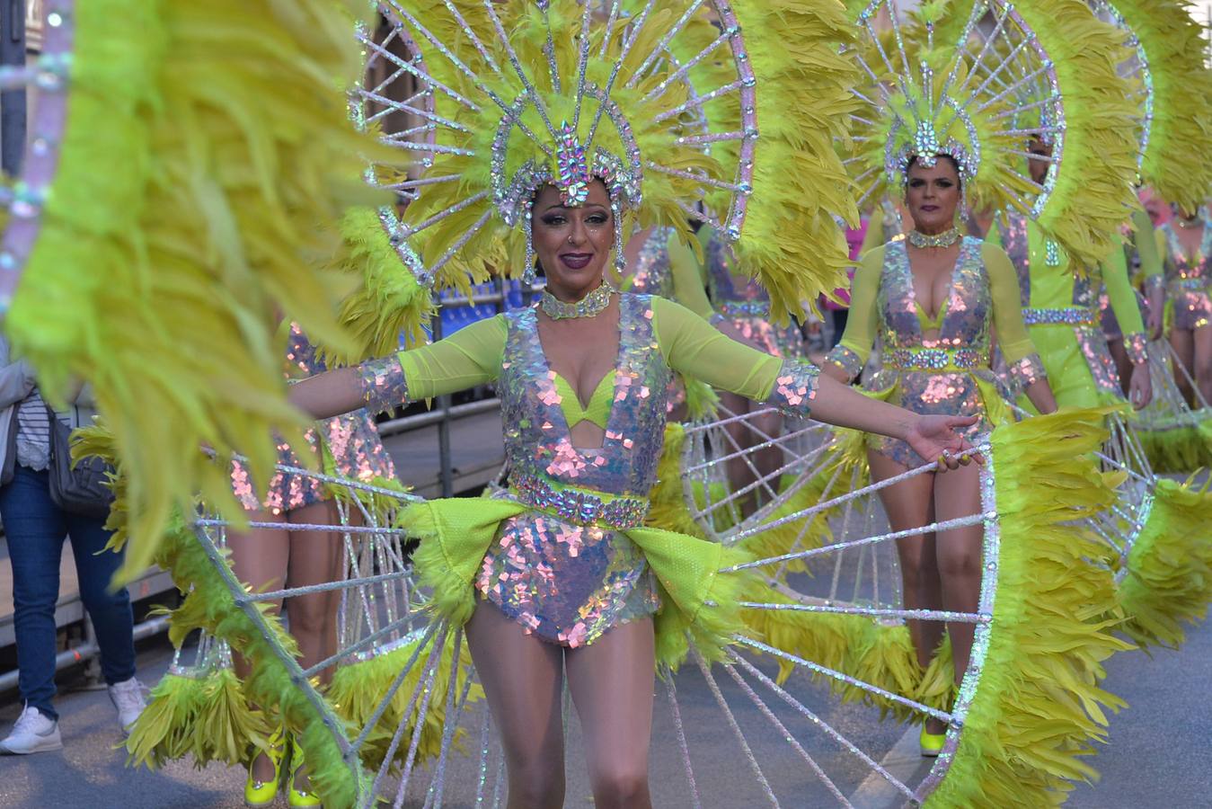 Más de 14.000 asistentes abarrotan las calles para presenciar el segundo desfile del Carnaval. Las 38 peñas y el Ballet Oficial de la Federación sorprendieron con trajes vistosos, humor y crítica en un cortejo cargado de pasión por esta fiesta