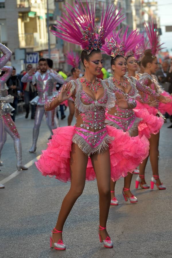 Más de 14.000 asistentes abarrotan las calles para presenciar el segundo desfile del Carnaval. Las 38 peñas y el Ballet Oficial de la Federación sorprendieron con trajes vistosos, humor y crítica en un cortejo cargado de pasión por esta fiesta