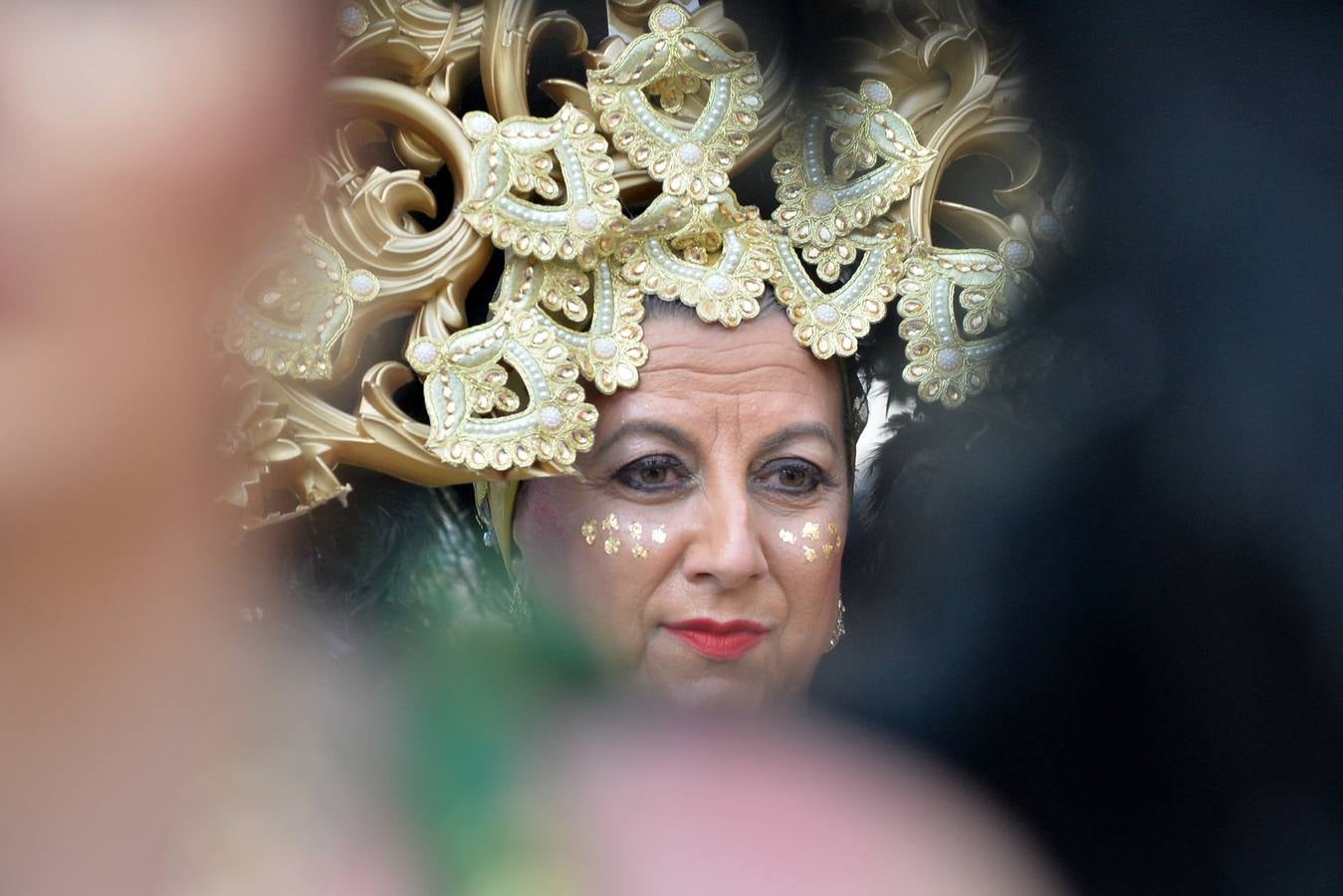 Más de 14.000 asistentes abarrotan las calles para presenciar el segundo desfile del Carnaval. Las 38 peñas y el Ballet Oficial de la Federación sorprendieron con trajes vistosos, humor y crítica en un cortejo cargado de pasión por esta fiesta