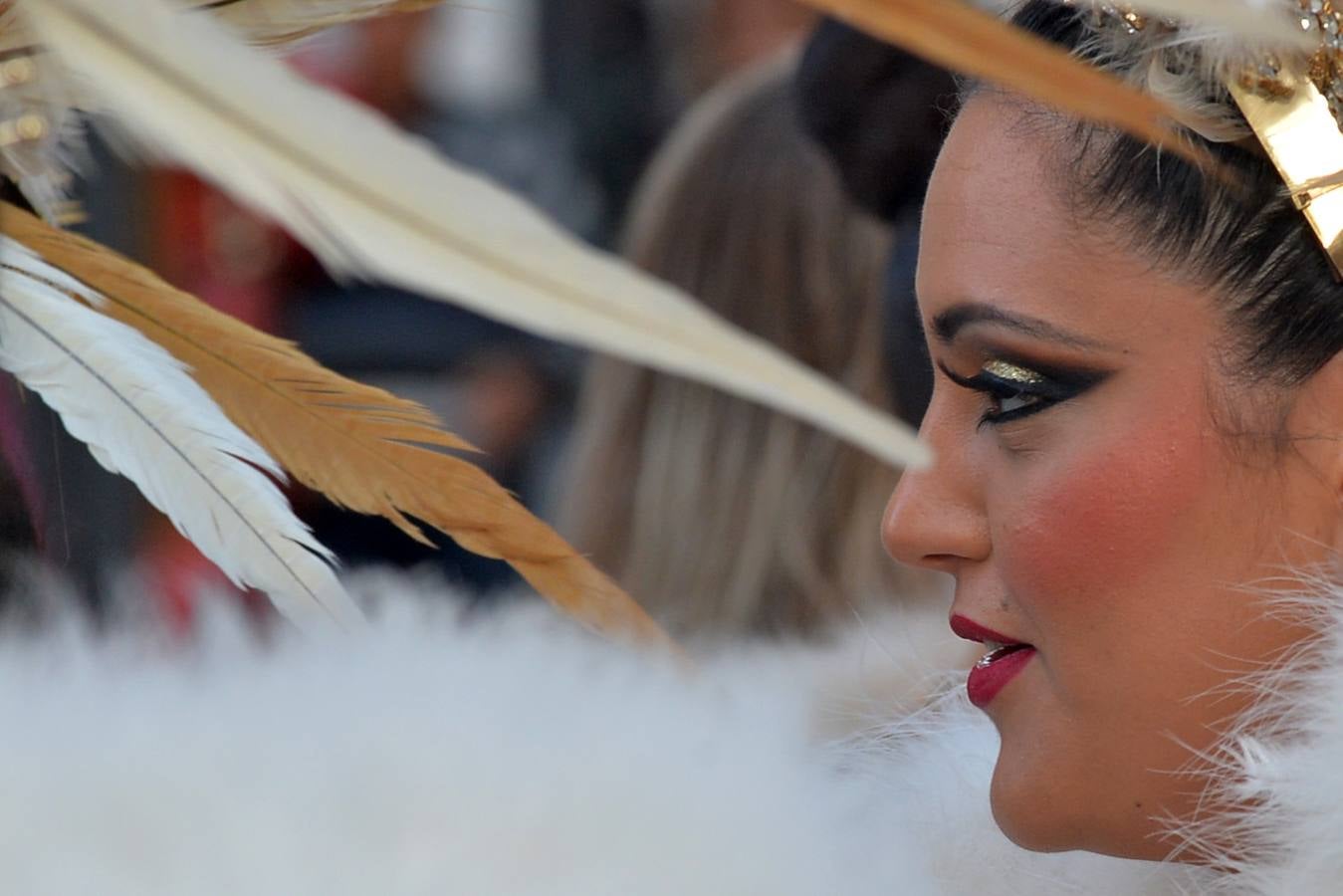 Más de 14.000 asistentes abarrotan las calles para presenciar el segundo desfile del Carnaval. Las 38 peñas y el Ballet Oficial de la Federación sorprendieron con trajes vistosos, humor y crítica en un cortejo cargado de pasión por esta fiesta