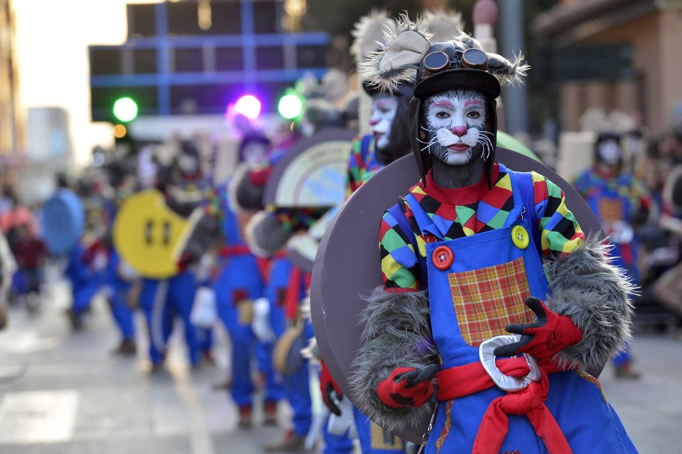 Treinta comparsas, con 1.500 participantes, muestran lo mejor del Carnaval de Cabezo de Torres. Uno de los grupos más aplaudidos fue Sementales Atascaos, que ironizó con la contaminación del Mar Menor