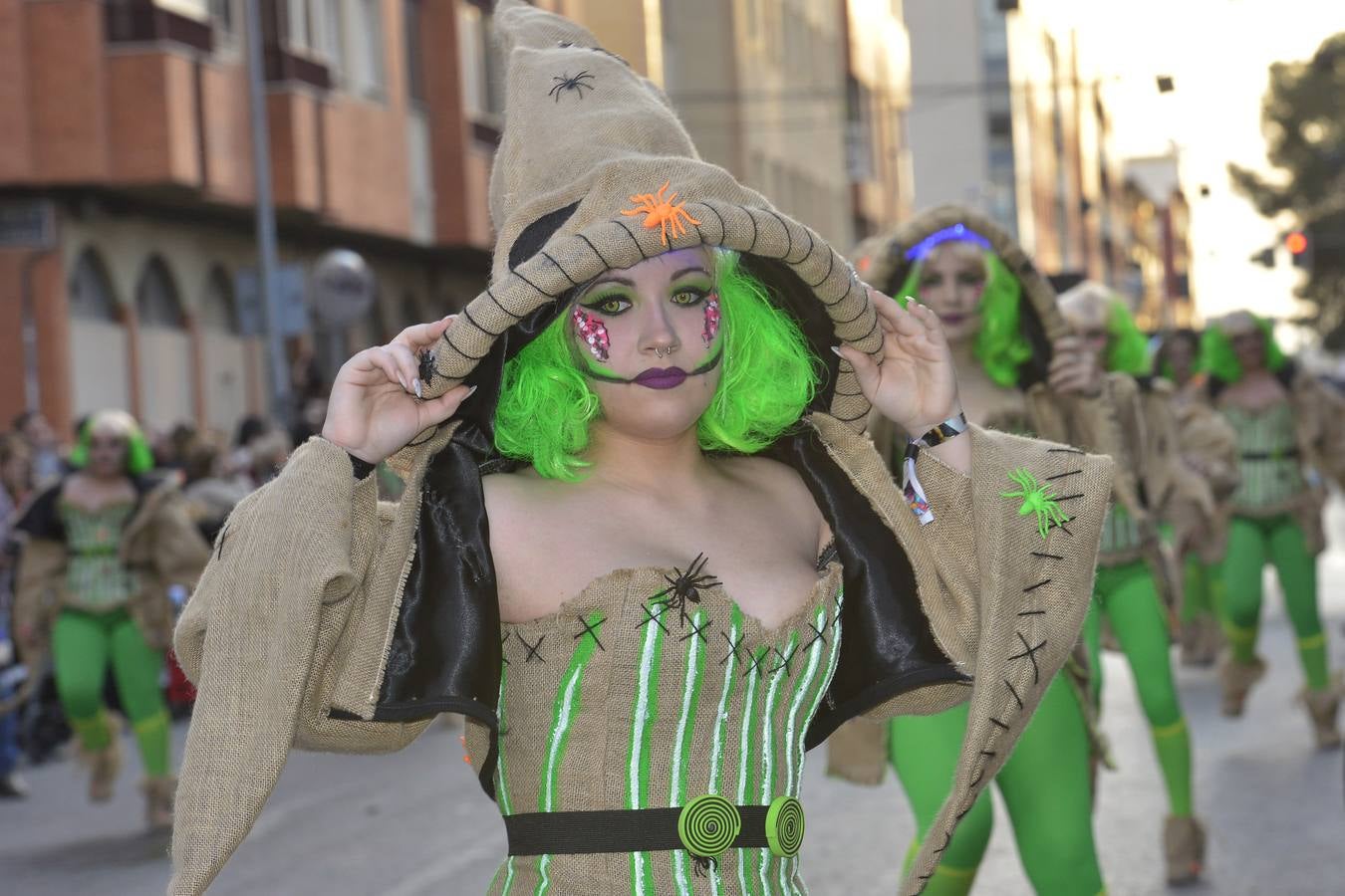 Treinta comparsas, con 1.500 participantes, muestran lo mejor del Carnaval de Cabezo de Torres. Uno de los grupos más aplaudidos fue Sementales Atascaos, que ironizó con la contaminación del Mar Menor