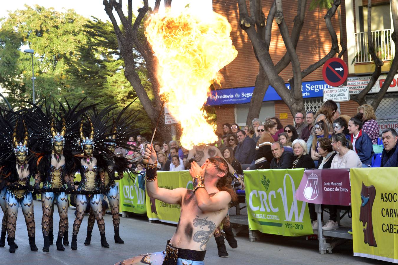 Treinta comparsas, con 1.500 participantes, muestran lo mejor del Carnaval de Cabezo de Torres. Uno de los grupos más aplaudidos fue Sementales Atascaos, que ironizó con la contaminación del Mar Menor