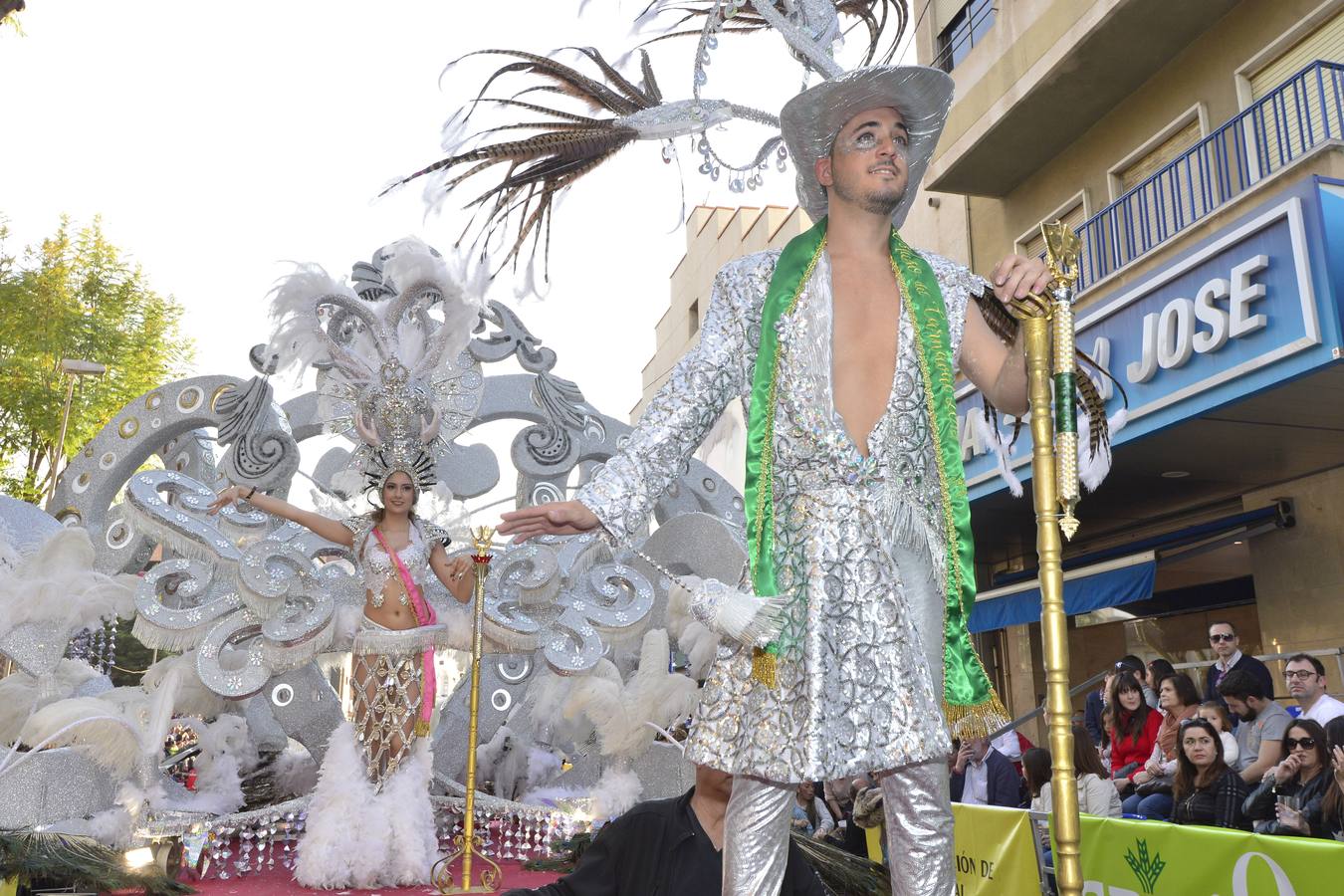 Treinta comparsas, con 1.500 participantes, muestran lo mejor del Carnaval de Cabezo de Torres. Uno de los grupos más aplaudidos fue Sementales Atascaos, que ironizó con la contaminación del Mar Menor