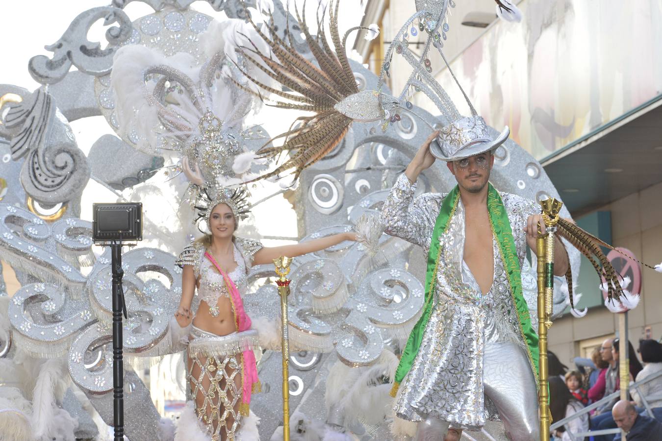 Treinta comparsas, con 1.500 participantes, muestran lo mejor del Carnaval de Cabezo de Torres. Uno de los grupos más aplaudidos fue Sementales Atascaos, que ironizó con la contaminación del Mar Menor