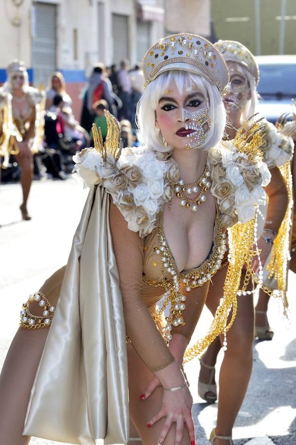 Treinta comparsas, con 1.500 participantes, muestran lo mejor del Carnaval de Cabezo de Torres. Uno de los grupos más aplaudidos fue Sementales Atascaos, que ironizó con la contaminación del Mar Menor