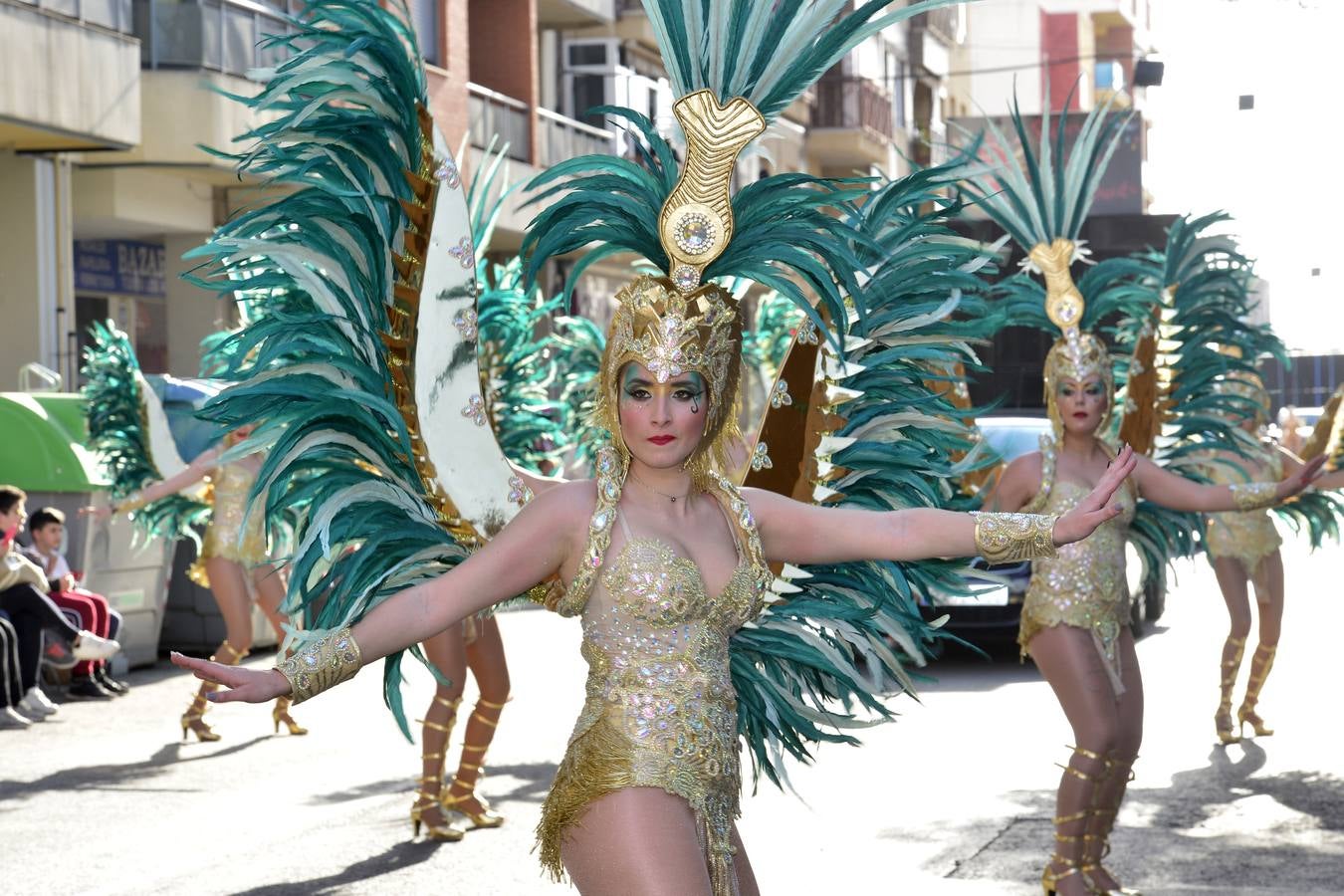 Treinta comparsas, con 1.500 participantes, muestran lo mejor del Carnaval de Cabezo de Torres. Uno de los grupos más aplaudidos fue Sementales Atascaos, que ironizó con la contaminación del Mar Menor