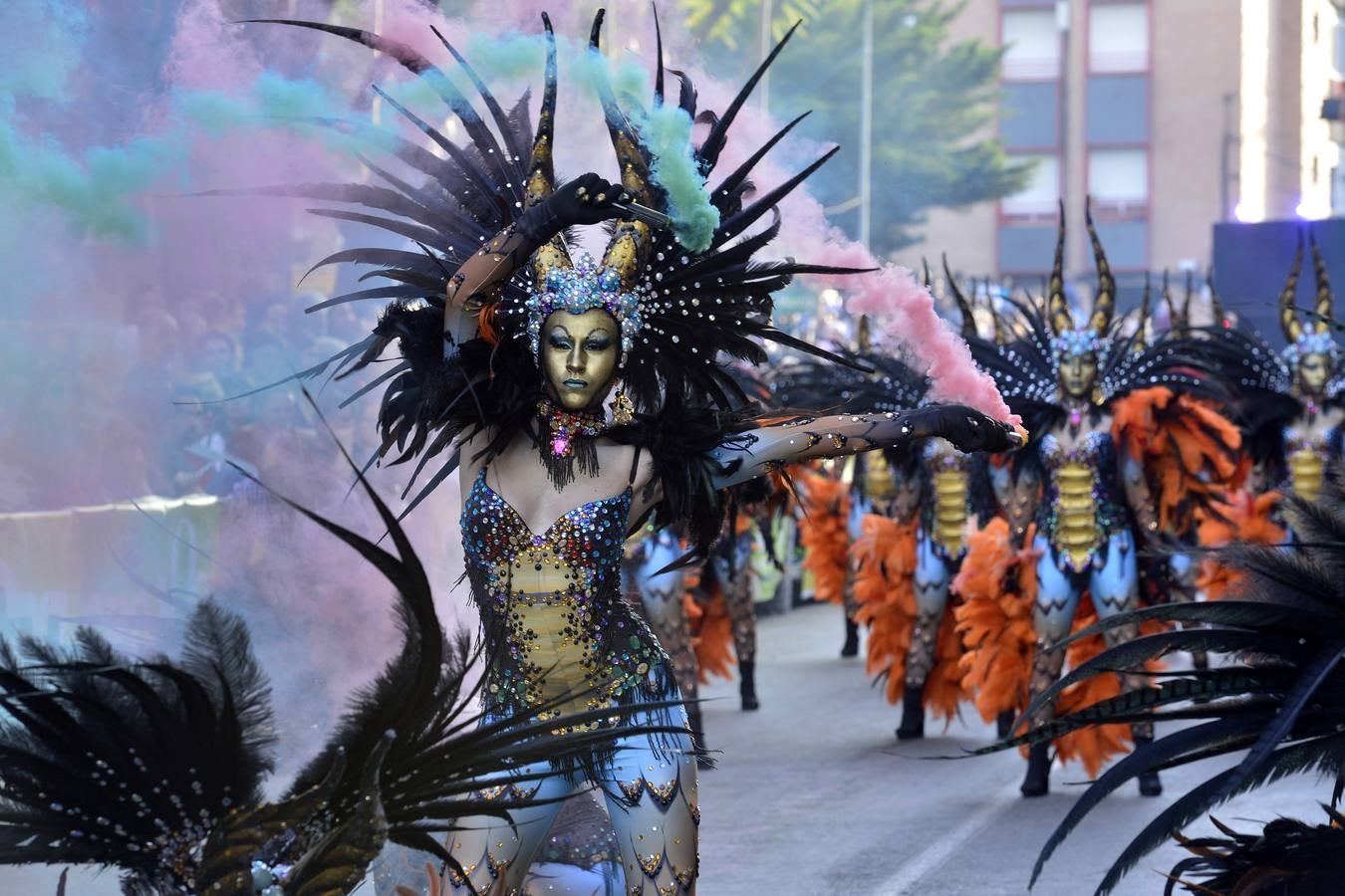Treinta comparsas, con 1.500 participantes, muestran lo mejor del Carnaval de Cabezo de Torres. Uno de los grupos más aplaudidos fue Sementales Atascaos, que ironizó con la contaminación del Mar Menor