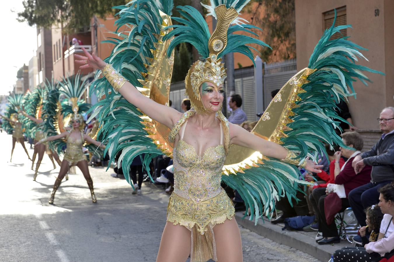 Treinta comparsas, con 1.500 participantes, muestran lo mejor del Carnaval de Cabezo de Torres. Uno de los grupos más aplaudidos fue Sementales Atascaos, que ironizó con la contaminación del Mar Menor