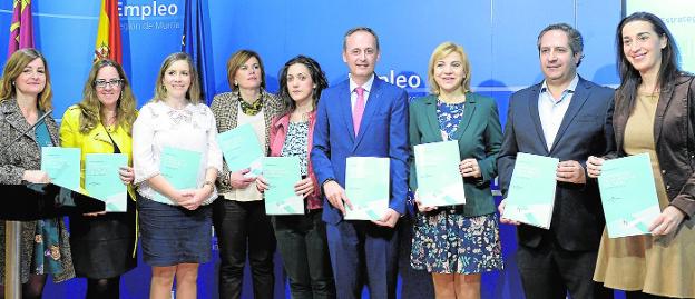 De izquierda a derecha, Rosa Sánchez-Solís (Croem), Manuela Marín (Omep), Rosa Manrubia y Nuria Castillo (Amep), Alicia Barquero, Javier Celdrán, Violante Tomás, Juan Miguel López (Csif) y Nuria Fuentes. 