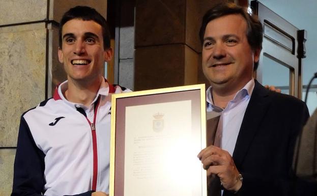 El atleta Mariano García (izq.) y el alcalde de Fuente Álamo, Antonio Jesús García.