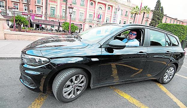 Mariano, al volante del vehículo que desde ayer presta servicio a través de la plataforma Cabify, en la Glorieta de España. 