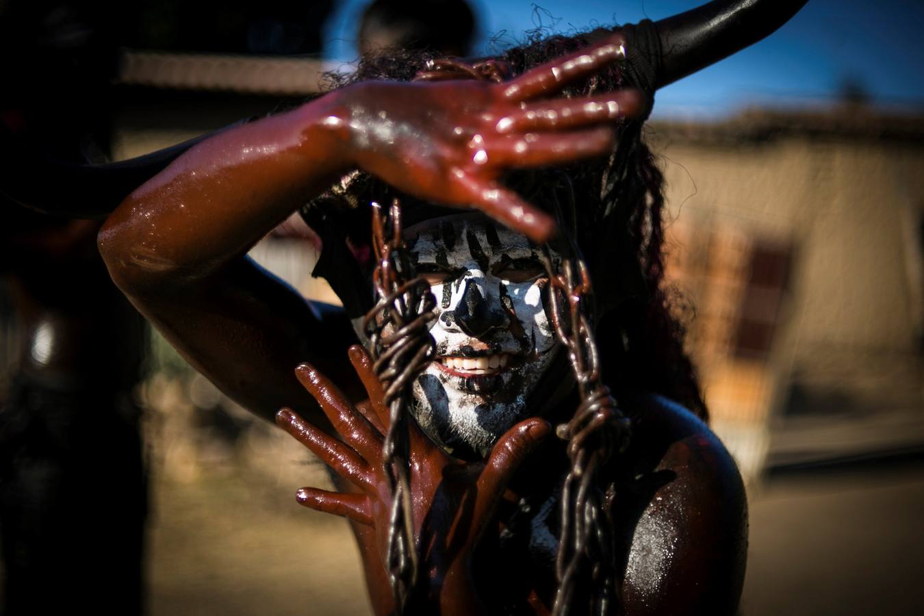 Cubiertos de aceite quemado y con máscaras de alebrijes, habitantes de la población de San Martín Tilcajete, en el estado de Oaxaca (México) celebran su tradicional carnaval, que anuncia la víspera de los festejos religiosos de la Cuaresma.
