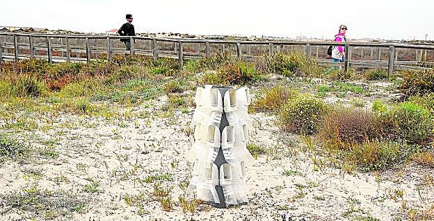 Uno de los colectores instalados ya en la playa de La Llana, ayer. 