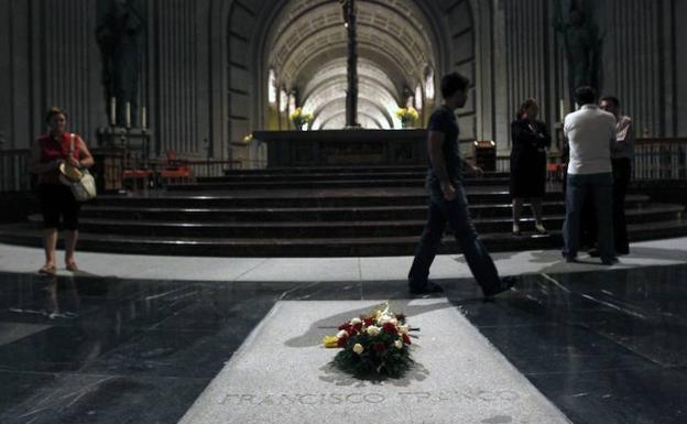 Tumba del dictador Francisco Franco en el mausoleo erigido en el Valle de los Caídos. 