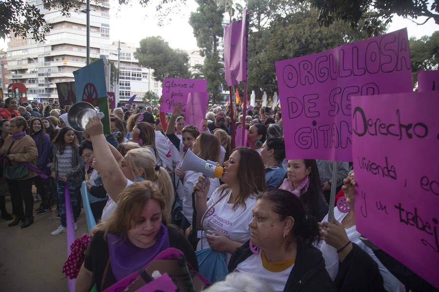 Miles de personas se manifiestan por las calles de la ciudad portuaria en favor del feminismo en el Día Internacional de la Mujer 