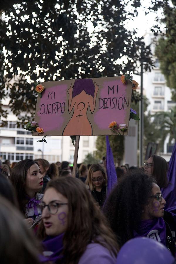 Miles de personas se manifiestan por las calles de la ciudad portuaria en favor del feminismo en el Día Internacional de la Mujer 