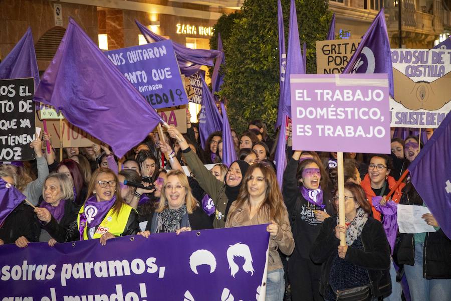 Miles de personas se manifiestan por las calles de la ciudad portuaria en favor del feminismo en el Día Internacional de la Mujer 