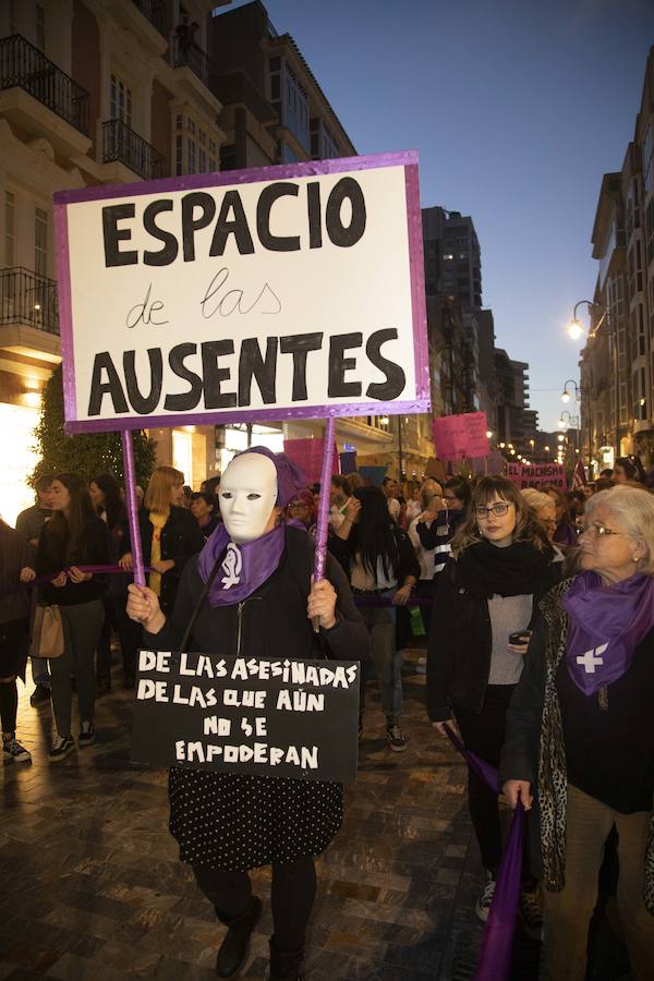 Miles de personas se manifiestan por las calles de la ciudad portuaria en favor del feminismo en el Día Internacional de la Mujer 