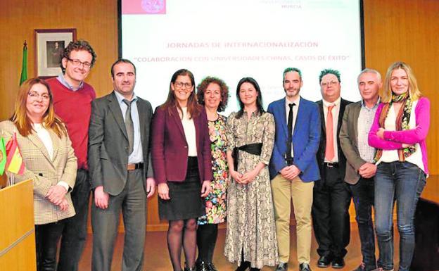 Profesores y responsables de centros y grupos de investigación de la UMU tras la jornada celebrada en la Facultad de Veterinaria. 