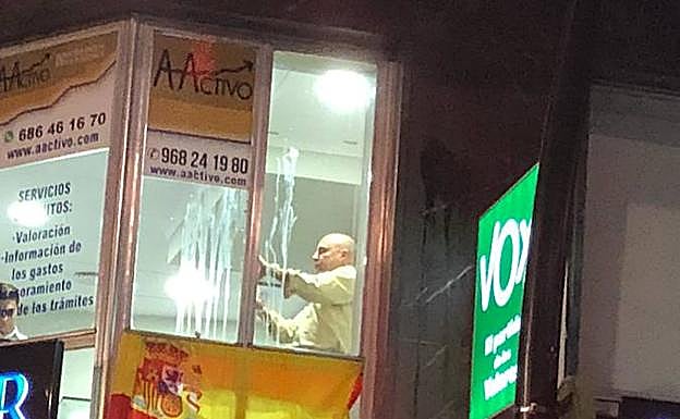 Algunos de los huevos han impactado en las ventanas de la sede de Vox en Murcia.