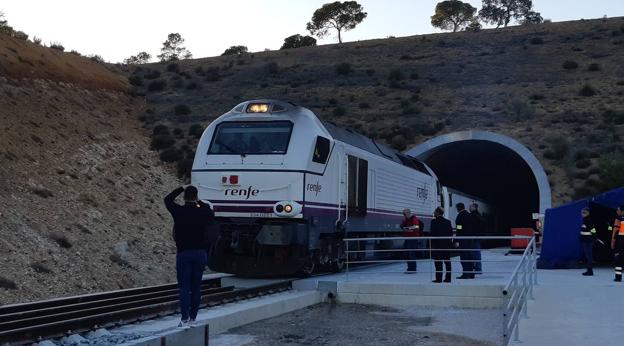 Un tren se introduce en el nuevo túnel de Camarillas. 