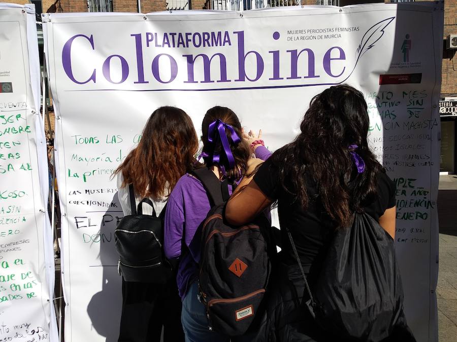 Fotos: Cientos de personas se concentran en Murcia para calentar el 8M