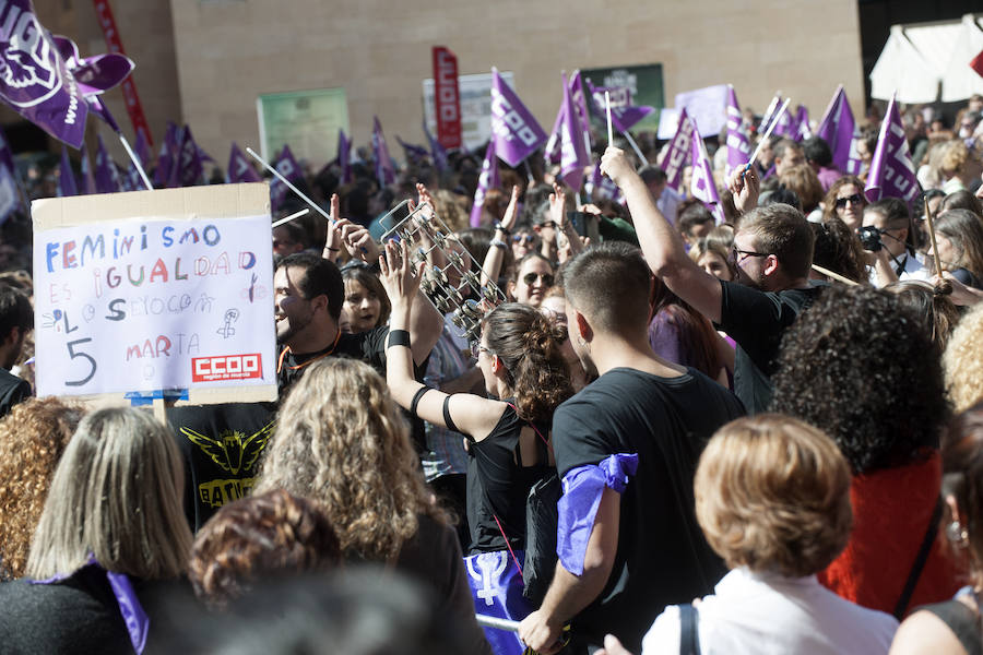 Fotos: Cientos de personas se concentran en Murcia para calentar el 8M