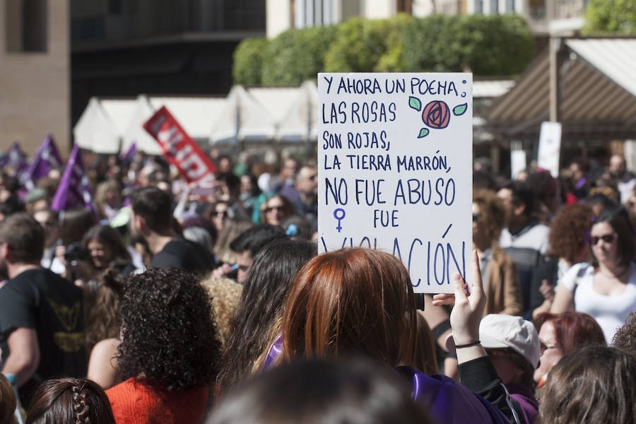 Fotos: Cientos de personas se concentran en Murcia para calentar el 8M