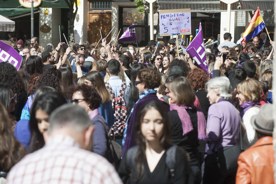 Fotos: Cientos de personas se concentran en Murcia para calentar el 8M