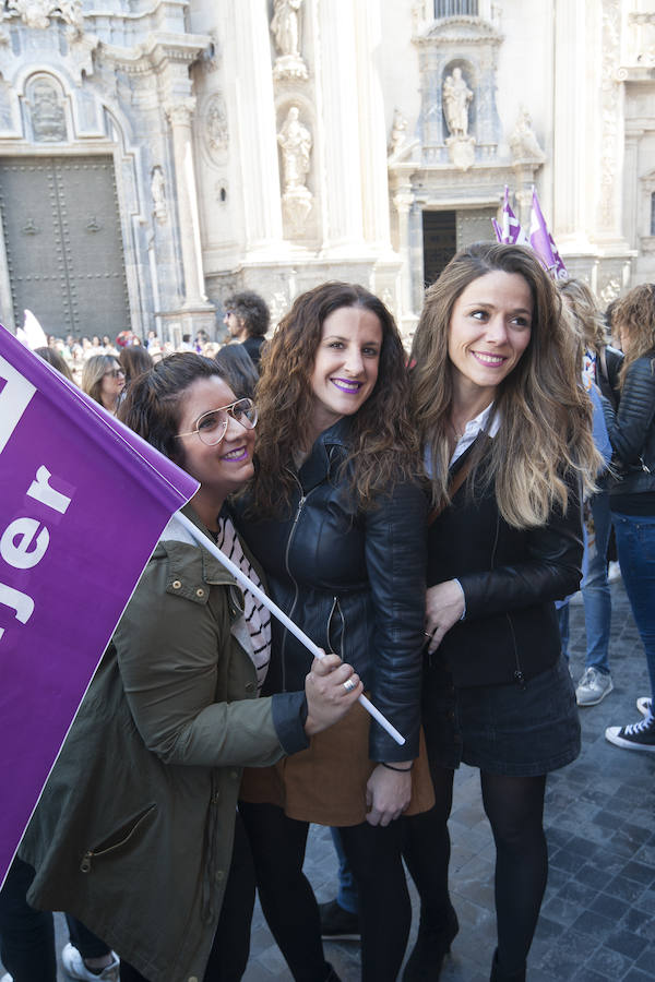 Fotos: Cientos de personas se concentran en Murcia para calentar el 8M