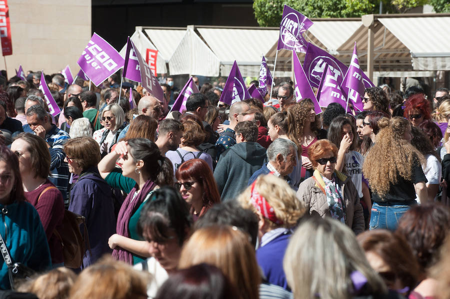 Fotos: Cientos de personas se concentran en Murcia para calentar el 8M