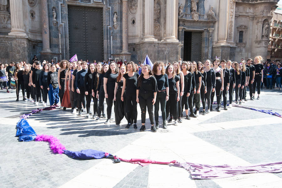Fotos: Cientos de personas se concentran en Murcia para calentar el 8M