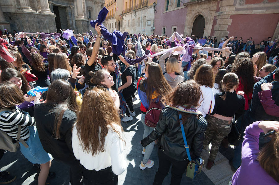 Fotos: Cientos de personas se concentran en Murcia para calentar el 8M