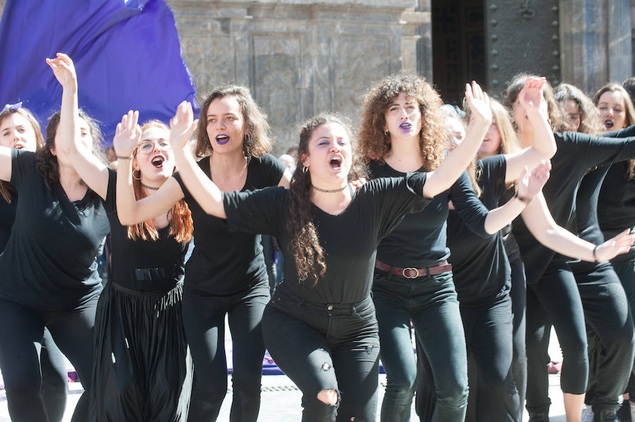 Fotos: Cientos de personas se concentran en Murcia para calentar el 8M