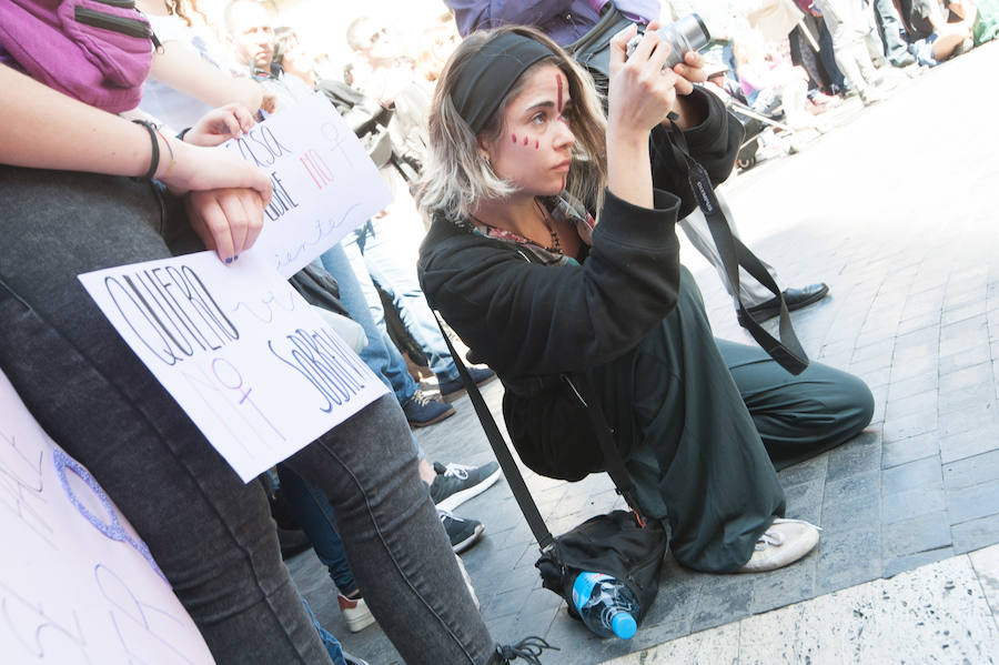 Fotos: Cientos de personas se concentran en Murcia para calentar el 8M