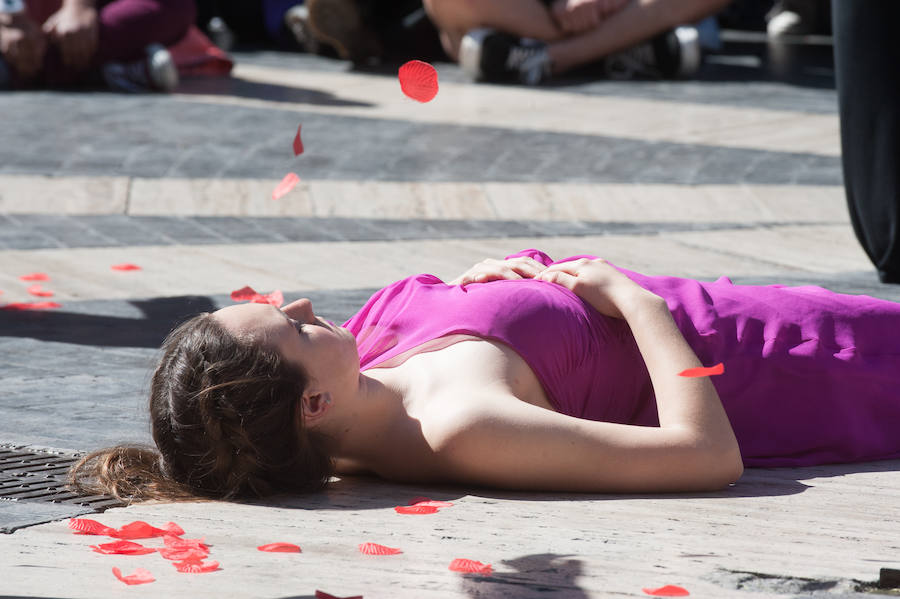 Fotos: Cientos de personas se concentran en Murcia para calentar el 8M