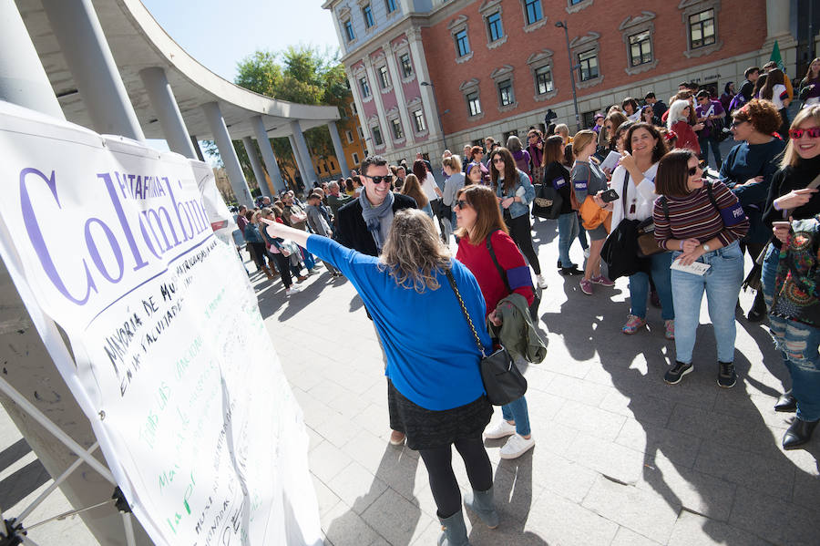 Fotos: Cientos de personas se concentran en Murcia para calentar el 8M