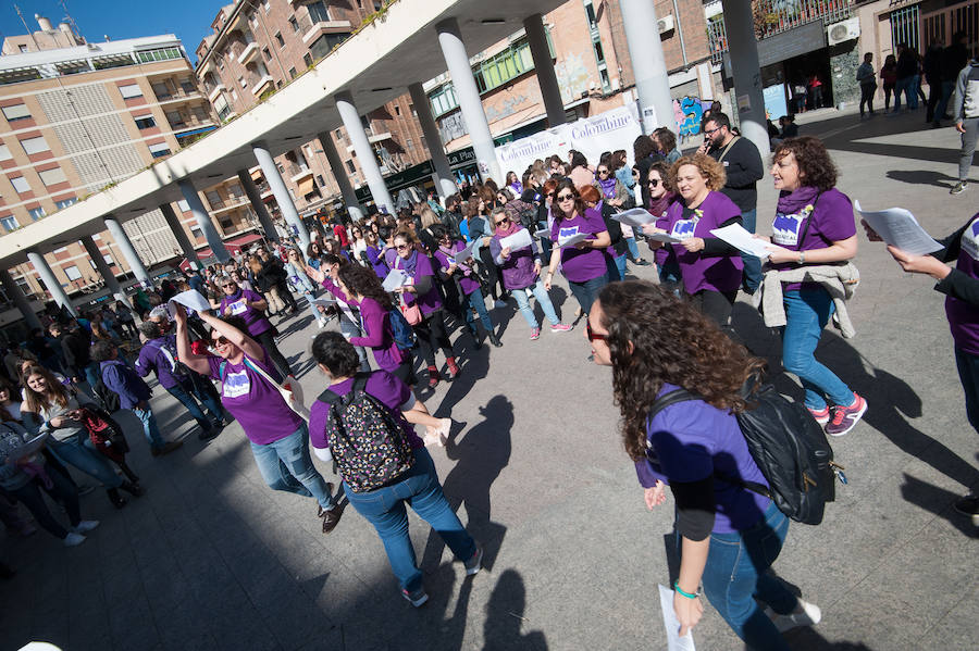 Fotos: Cientos de personas se concentran en Murcia para calentar el 8M