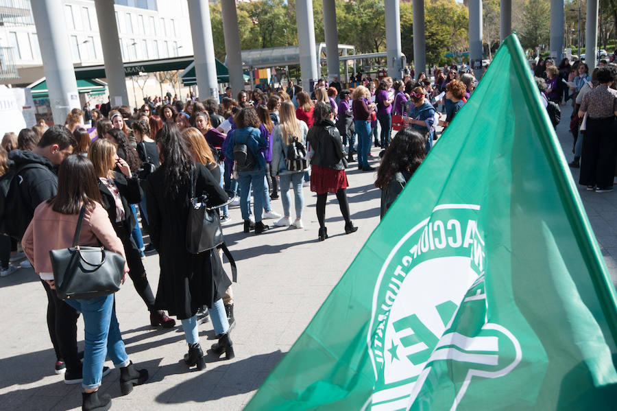 Fotos: Cientos de personas se concentran en Murcia para calentar el 8M