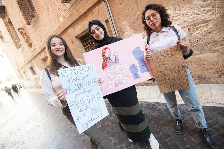 Fotos: Cientos de personas se concentran en Murcia para calentar el 8M