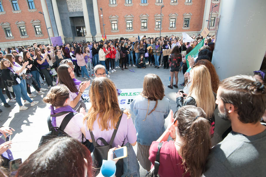 Fotos: Cientos de personas se concentran en Murcia para calentar el 8M