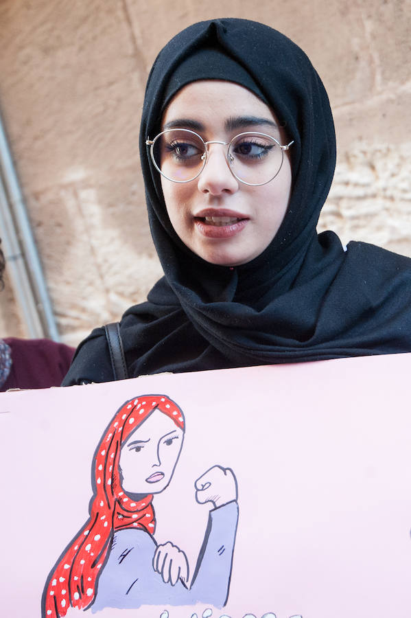 Fotos: Cientos de personas se concentran en Murcia para calentar el 8M