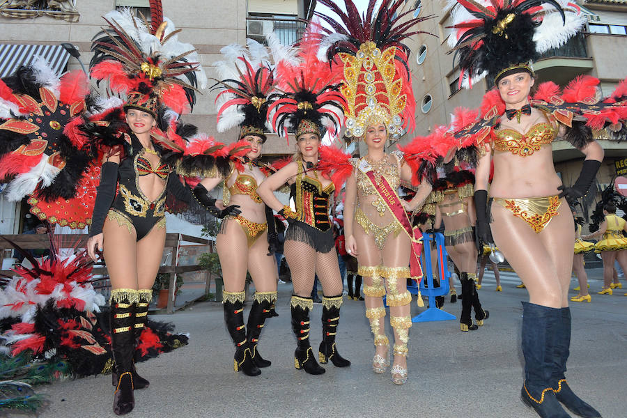 32 peñas carnavaleras llegadas de otros puntos llenan las calles de fiesta y color en una cita que bate récords
