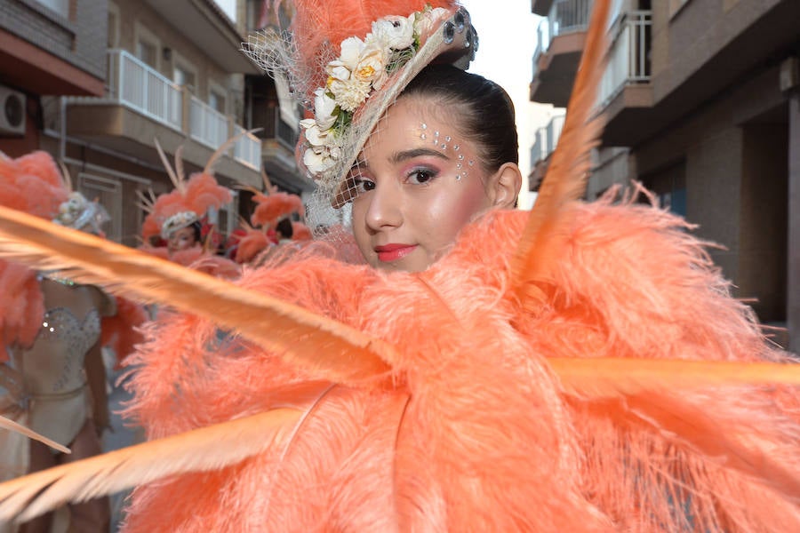 32 peñas carnavaleras llegadas de otros puntos llenan las calles de fiesta y color en una cita que bate récords