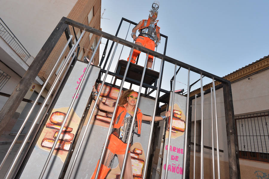 32 peñas carnavaleras llegadas de otros puntos llenan las calles de fiesta y color en una cita que bate récords