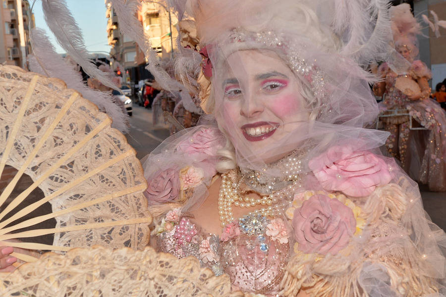 32 peñas carnavaleras llegadas de otros puntos llenan las calles de fiesta y color en una cita que bate récords